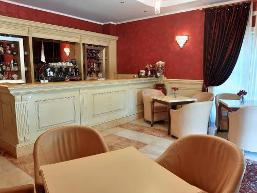 格罗塔米纳尔达里贾纳迪萨巴酒店的餐厅设有酒吧和桌椅