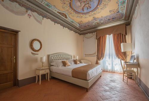 卡麦奥雷Relais Corte Rodeschi的一间卧室设有一张床和格子天花板