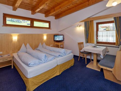 索尔登克里斯蒂安妮尔酒店的一间卧室配有一张大床、一张书桌和电视。