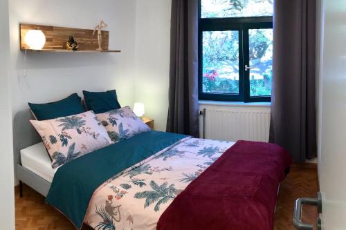 新鲁汶LLN lodge的一间卧室设有一张床和一个窗口