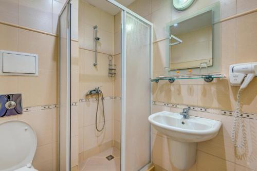 内塞伯尔卡普里酒店的带淋浴、盥洗盆和卫生间的浴室