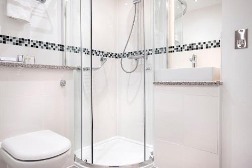 洛哈尔什教区凯尔高地凯尔百思博客酒店的带淋浴、卫生间和盥洗盆的浴室
