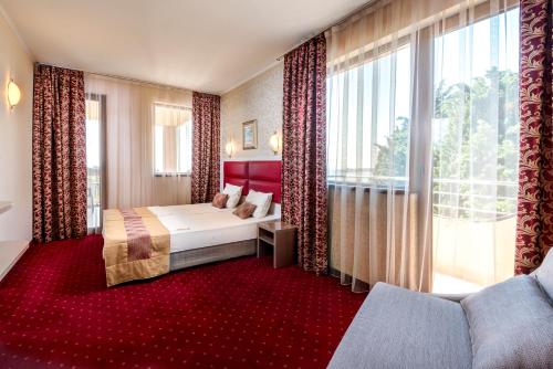 内塞伯尔卡普里酒店的酒店客房设有一张床和一个大窗户