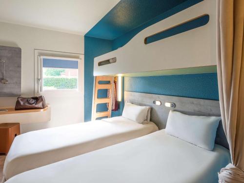 宜必思鲁昂佩蒂特维经济酒店客房内的一张或多张床位