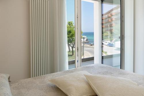 莫诺波利Bellariva Monopoli B&B e Relax的一间卧室设有一张床,享有海景
