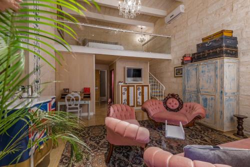 瓦莱塔Valletta Lucente Guest House的客厅配有两把椅子和一张桌子
