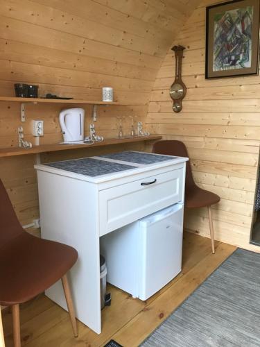塞尔福斯Ásahraun Guesthouse的浴室设有白色水槽和两把椅子