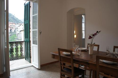 皮尼亚Casa Dolce Vita的一间带桌子和大窗户的用餐室