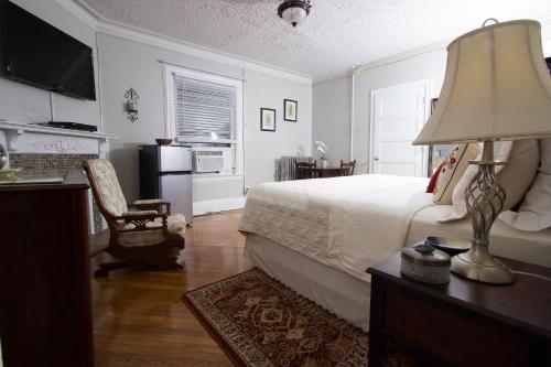 布鲁克林A and FayeBed and Breakfast, Inc,的一间卧室配有一张床和一张带台灯的桌子