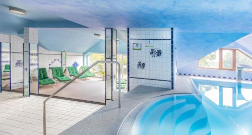 戈赫塔德普体育酒店的 ⁇ 染带游泳池的浴室