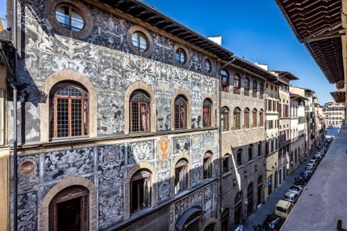 佛罗伦萨Palazzo Bianca Cappello Residenza d'Epoca的一座旧建筑,上面有很多窗户