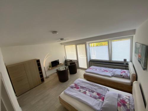 汉诺威汉诺威/拉岑公寓的一间设有两张床和电视的房间