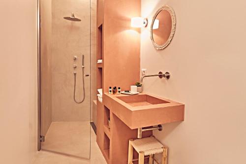 伊夫雷亚Dora maison de charme的一间带水槽和淋浴的浴室