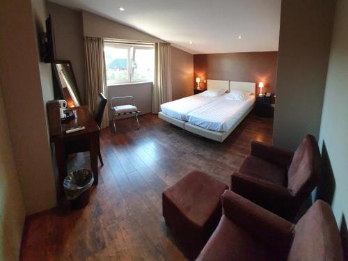 聚滕达尔德伊德斯特恩酒店的酒店客房,配有床和沙发