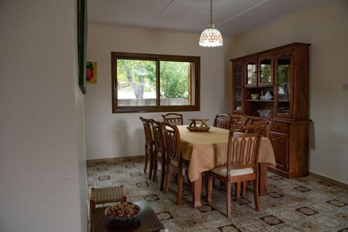 Kato PlatresCherry Cottage的一间带桌椅的用餐室