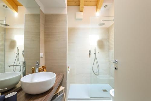 贝加莫Altana Bergamo Home的一间带两个盥洗盆和淋浴的浴室