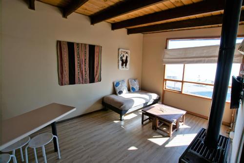 El ColoradoEl Colorado Bungalows的客厅配有沙发和桌子