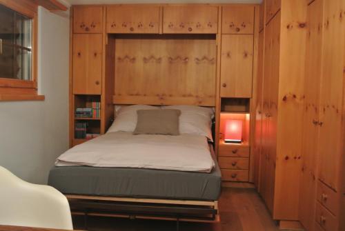 达沃斯Chalet Studio - Top Ausstattung - beste Lage Davos的一间卧室,配有一张木柜内的床铺