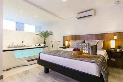麦德林Provenza Lofts的一间卧室设有一张床和一个游泳池