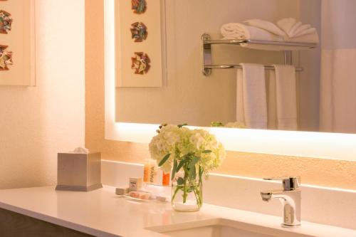 洛杉矶圣莫尼卡盖特威酒店的浴室设有花瓶,位于水槽上