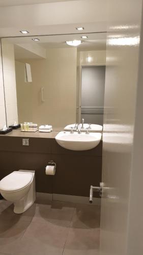 墨尔本Melbourne Kew Central Apartments Official的一间带水槽、卫生间和镜子的浴室