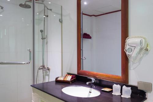 皮皮岛PP Erawan Palms Resort- SHA Extra Plus的一间带水槽、淋浴和镜子的浴室