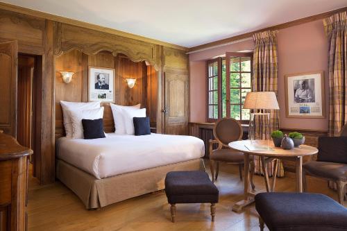 La Ferme Saint Simeon Spa - Relais & Chateaux客房内的一张或多张床位