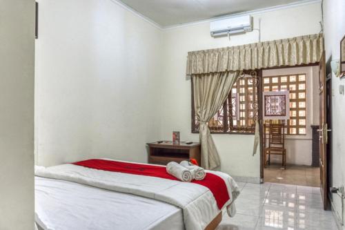 KalasanRedDoorz Syariah @ Raya Tajem Maguwo的一间卧室设有一张床和一个窗口