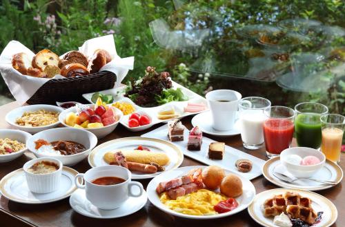 福冈西铁格兰酒店的餐桌上摆放着早餐食品和饮料