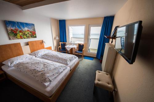 黑尔戈兰岛加尔尼全景酒店的一间卧室配有一张床和一台平面电视