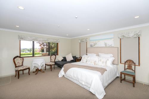 汉密尔顿Daffodil Bed and Breakfast的白色卧室设有一张大床和一张沙发