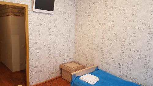 陶格夫匹尔斯艾尔佛戈酒店的一间墙上写着字的房间