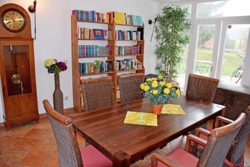 奥斯特巴德·哥伦Ferienwohnungen im Ostseebad Goehr的一间带木桌和椅子的用餐室