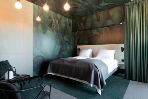 卑尔根Citybox Bergen Danmarksplass的一间卧室配有一张壁画床