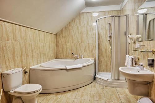 皇家酒店的一间浴室