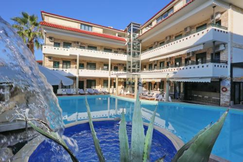 佩科霍里Philoxenia Hotel & Villas的从游泳池可欣赏到酒店景色