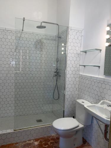 马翁Sant Roc的带淋浴、卫生间和盥洗盆的浴室