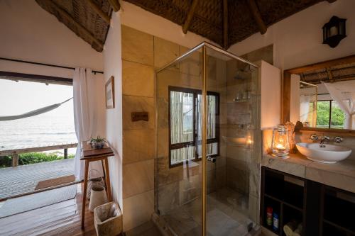 MiramarSava Dunes的带淋浴和盥洗盆的浴室