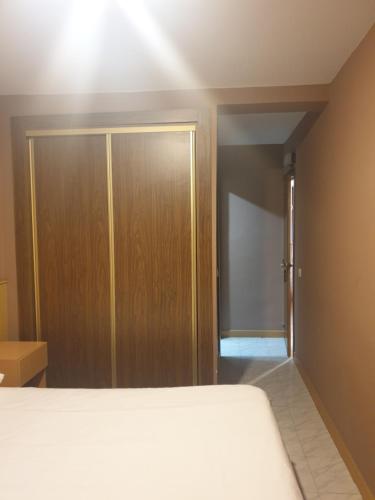 马德里休憩旅馆的一间卧室配有一张床和一个衣柜