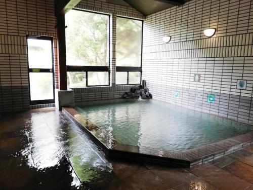 幡谷幡谷温泉 ささの湯的窗户房间里有一个大型水池