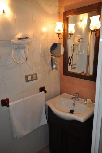 Los SantosCasa Rural Carpintero的一间带水槽和镜子的浴室