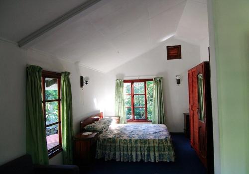 马埃岛贝拉扎尔区拉罗卡尔酒店的一间卧室设有一张床和两个窗户。