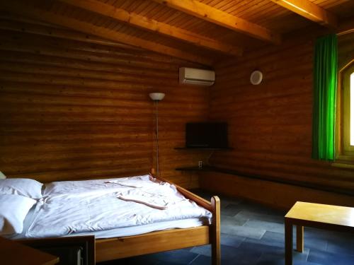 玛塔弗瑞德丰腴酒店及餐厅的带电视的木制客房内的一张床位