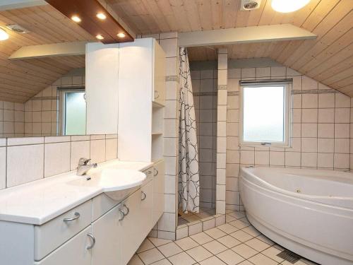 森讷维6 person holiday home in Ringk bing的带浴缸、水槽和浴缸的浴室