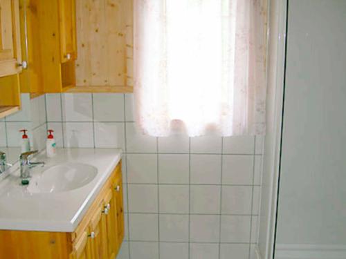 内斯比恩Three-Bedroom Holiday home in Nesbyen的一间带水槽和淋浴的浴室