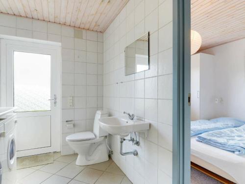 海默特Four-Bedroom Holiday home in Tarm 3的一间带卫生间、水槽和床的浴室