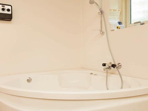 Bøstrup12 person holiday home in H jslev的浴室设有带淋浴的白色浴缸。