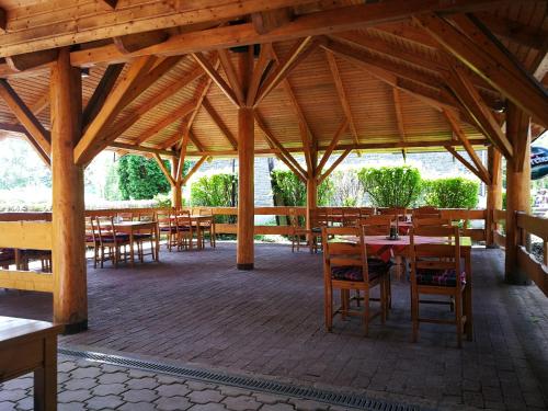 玛塔弗瑞德丰腴酒店及餐厅的一个带桌椅的大型木制凉亭