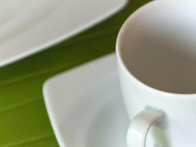 埃森伯纳诺特住宿加早餐旅馆的坐在桌子上的一个白咖啡杯