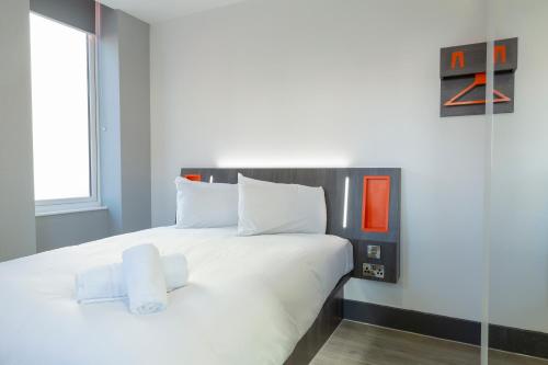 雷丁Easyhotel Reading的卧室配有白色的床和窗户。